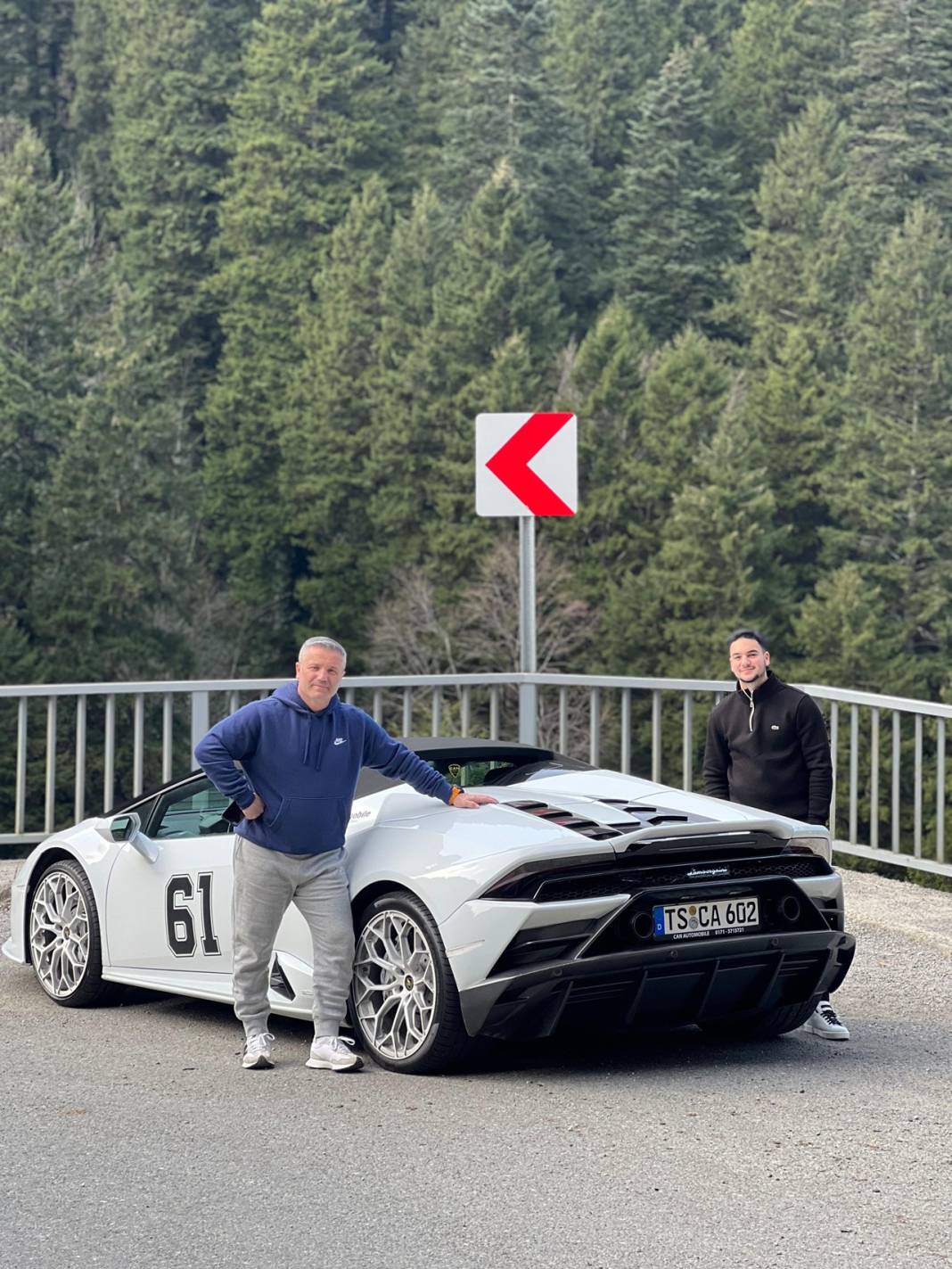 Köyüne Lamborghini ile geldi, anneannesini gezdirdi 4